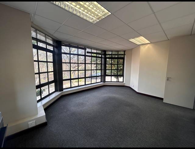 427M² OFFICE TO LET IN LYME PARK